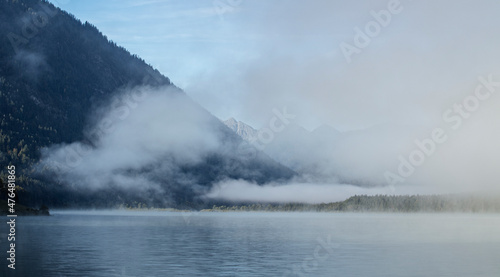 Alpiner Stausee Sylvensteinspeicher im morgendlichen Nebel an einem kalten Tag im Herbst 