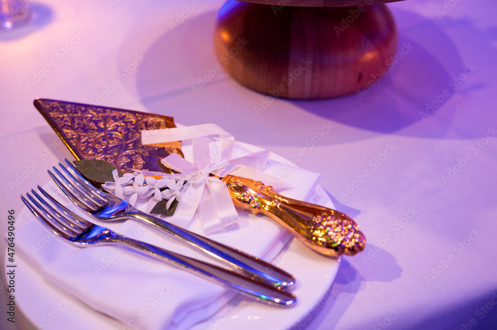 cake server and utensils 