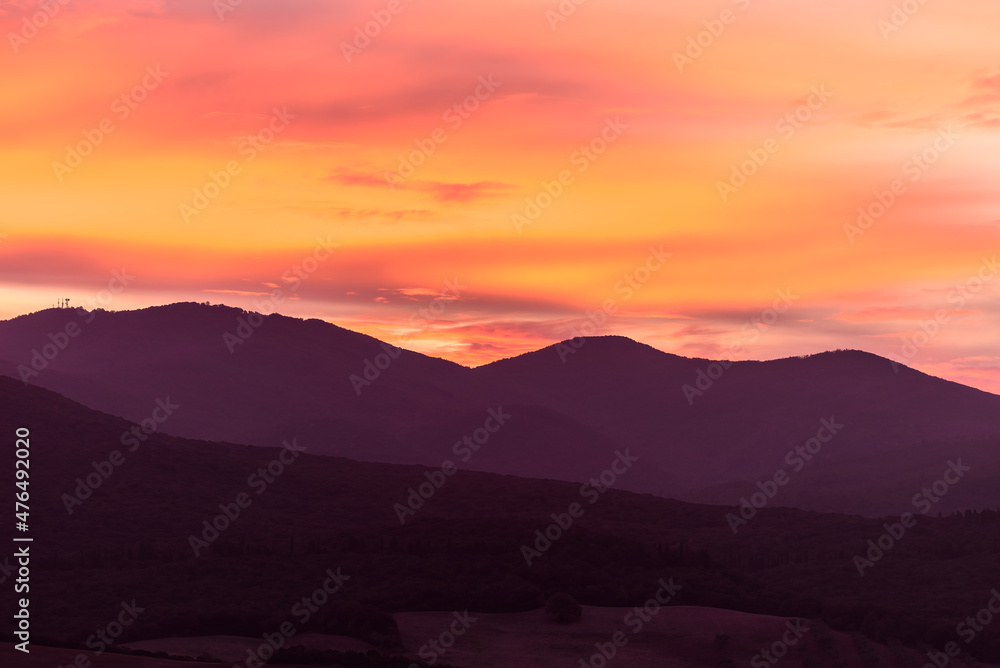 Bergepanorama bei Sonnenuntergang im Reit in Winkle mit Berge als Silhouette