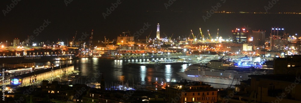 Genova di notte la superba si mostra