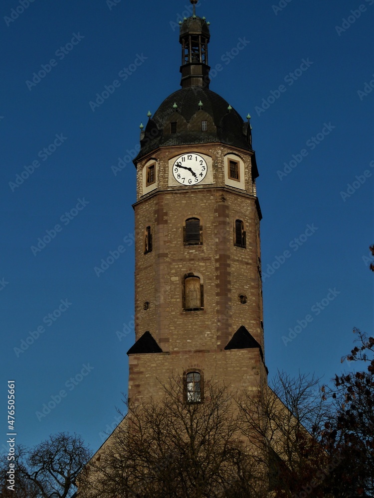 Schiefer Turm der Jakobikirche in Sangerhausen / Südharz