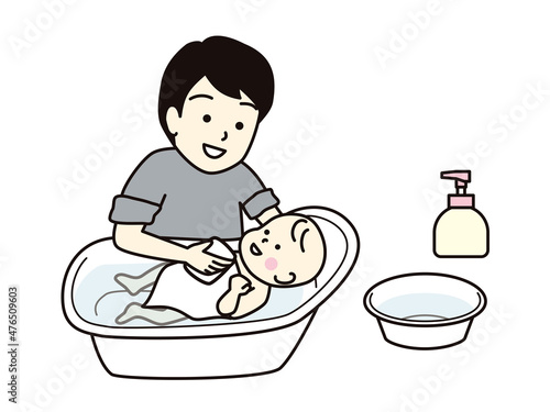 赤ちゃんを沐浴させる父親