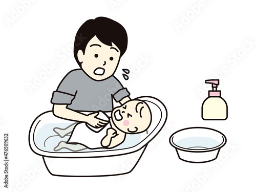 泣いている赤ちゃんを沐浴させる父親