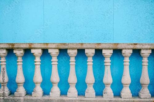 Fotografie, Obraz White stone balustrade in classical style near the blue wall