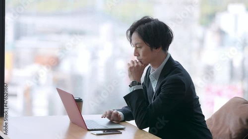 オフィスでパソコンを使うビジネスマン