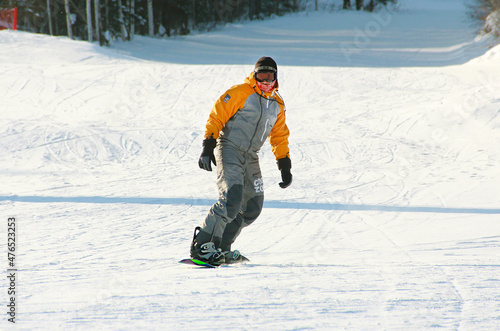 SNOWBOARDING. SNOWBOARDER. Snowboarding on a mountain slope. Сноубординг. Сноубордер. Катание на сноуборде по горному склону. 