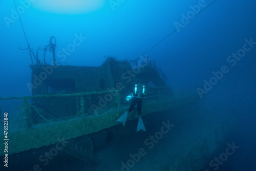 relitto di petroliera nel mar ligure vicino ad Arenzano con sub photo