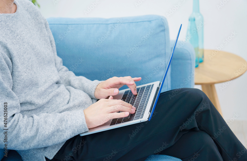 Naklejka premium 男性 パソコン リビング 顔なし