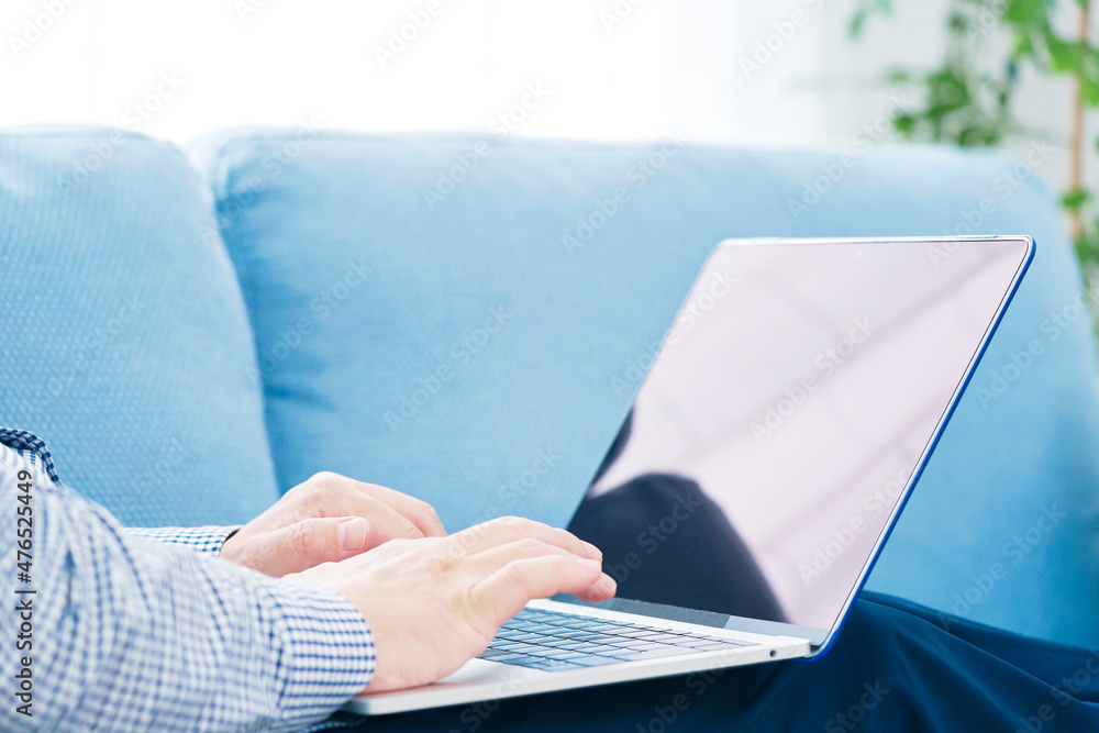 Fototapeta premium 男性 パソコン リビング 顔なし