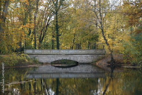 Brücke an einem kleinen Teich im Schlosspark Albrechtsberg