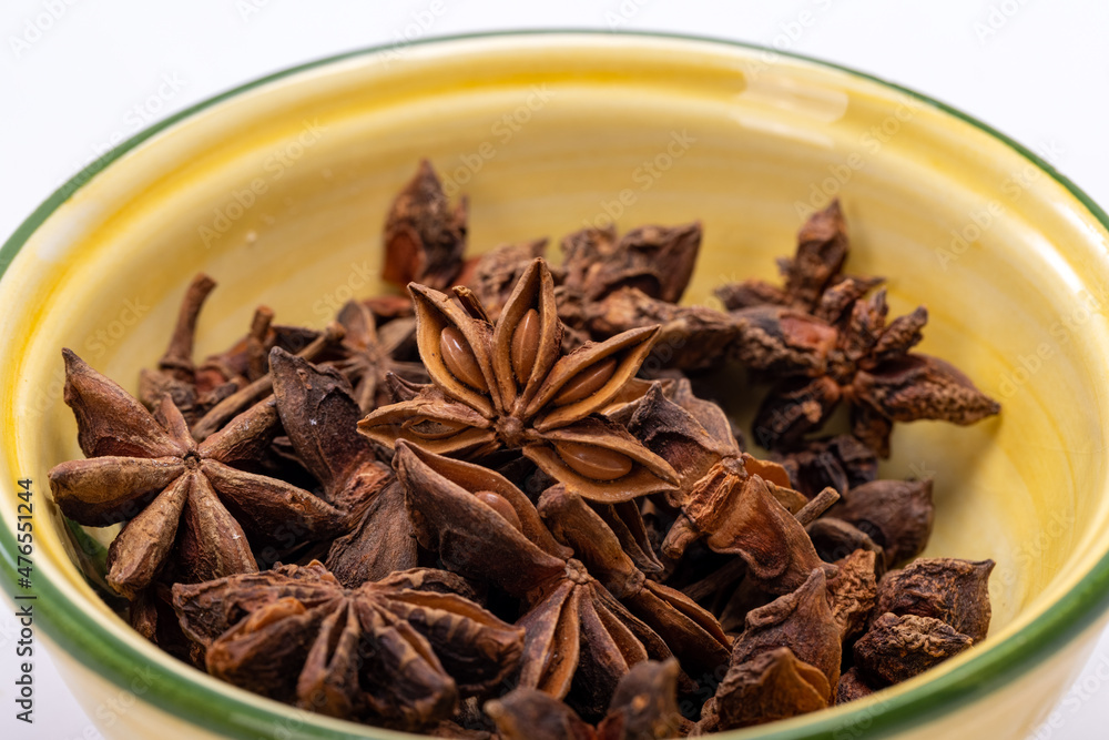 Obraz premium Star anise in a vintage ceramic bowl