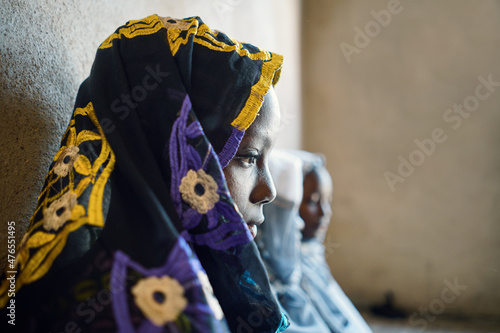 Schilderij op canvas Side view of a veiled black african girl waiting for her wedding ceremony; child