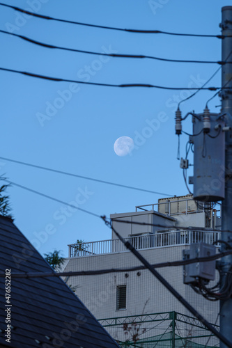 電線の間から月が見える朝 © Tsubasa Mfg