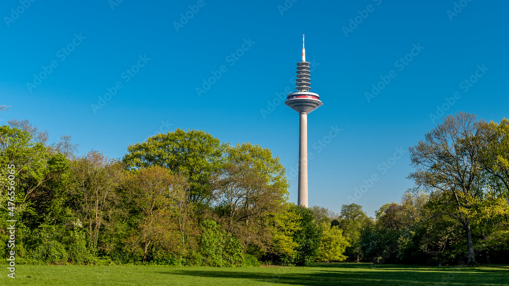 Fototapeta premium Der Fernmeldeturm in Frankfurt am Main bei wolkemlosen Himmel auch genannt
