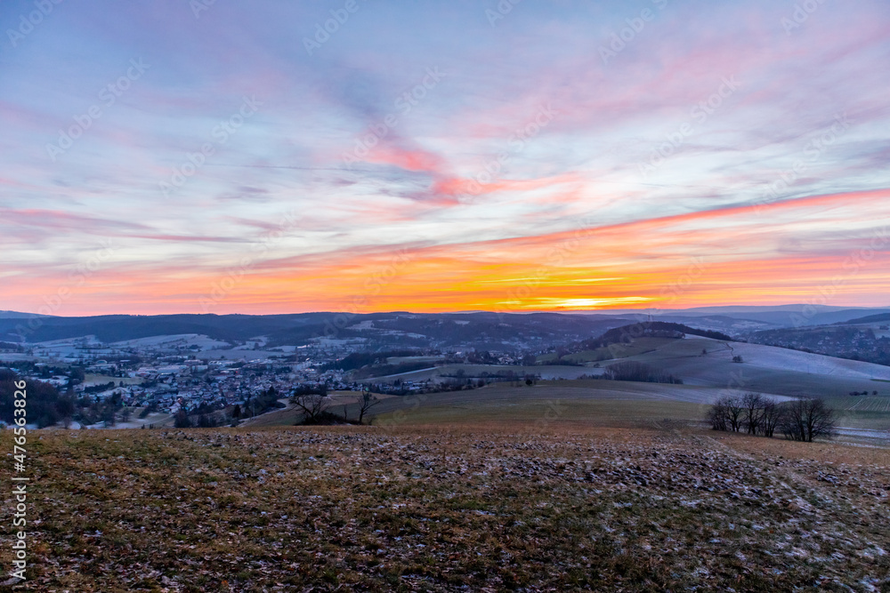 Fototapeta premium Winterlicher Abendspaziergang durch das wunderschöne Abendlicht von Schmalkalden - Thüringen - Deutschland