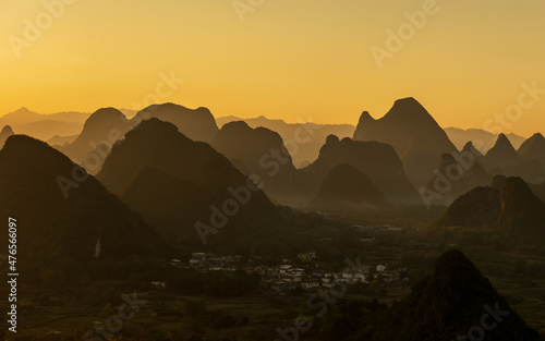  The sunset silhouette of Guilin landscape in Guangxi, China is like Chinese landscape painting in the style of ink painting 