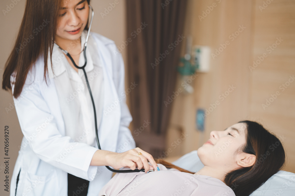 Female doctor wearing a stethoscope examines the patient's condition. concept of symptomatic treatment Health care in the hospital. Female doctor wearing a stethoscope examines the patient's condition. concept of symptomatic treatment Health care in the hospital.