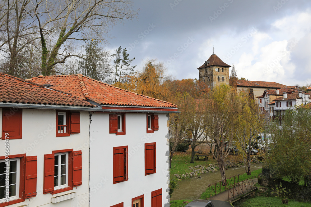 iglesia campanario torre casa al lado del rio  de espelette pueblo vasco francés francia 4M0A8325-as21