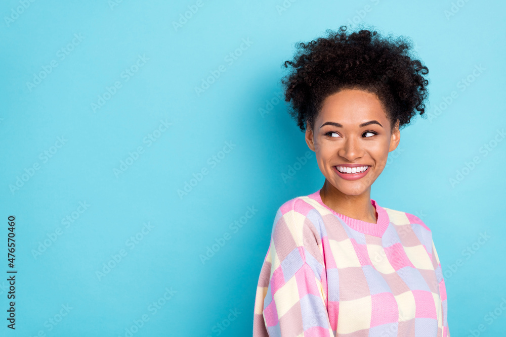 Photo of impressed brunette young lady look promo wear sweater isolated on blue color background Photo of impressed brunette young lady look promo wear sweater isolated on blue color background