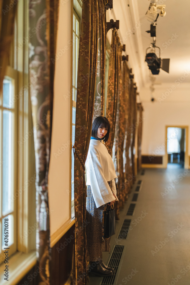 レトロな建物を散策する女性 レトロな建物を散策する女性