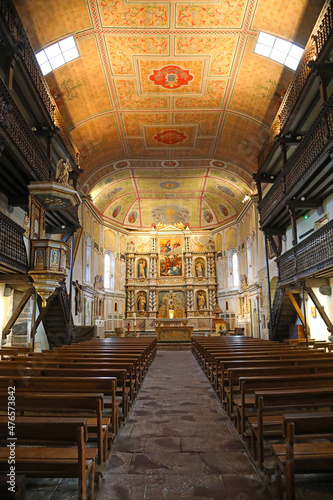 iglesia interior de espelette altar pueblo vasco franc  s francia 4M0A8505-as21