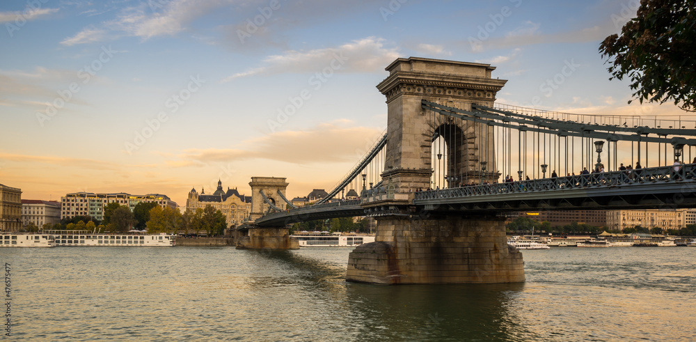Fototapeta premium Chain bridge on Danube river in Budapest