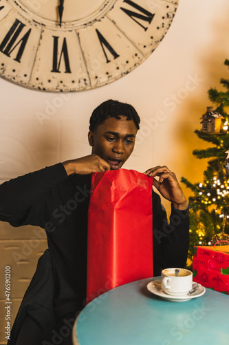 Obraz na płótnie surprised to receive an unexpected gift w salonie