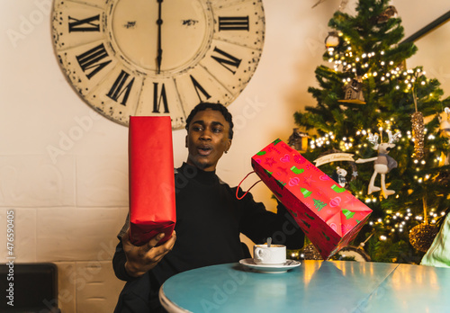 Obraz na płótnie boy receives gift for christmas w salonie