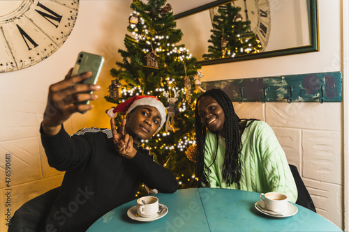 couple take a picture with the mobile