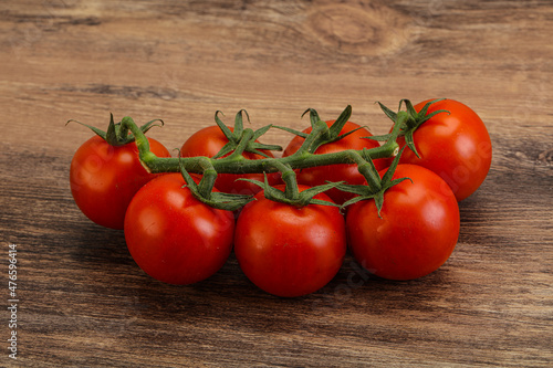 Fresh ripe cherry tomato branch © Andrei Starostin