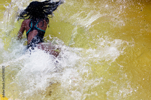 Une jeune fille plonge dans l'eau 