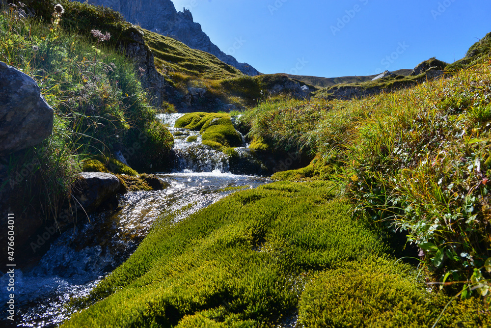 Kleiner Wasserfall am Gebirgsbach Nähe Verajoch im Rätikon-Vorarlberg/Österreich Kleiner Wasserfall am Gebirgsbach Nähe Verajoch im Rätikon-Vorarlberg/Österreich