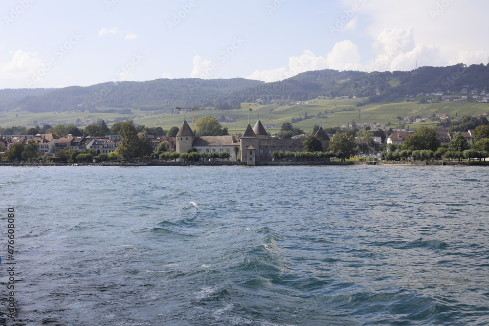 Chateau et maisons de Rolle avec le village de Mont-sur-Rolle vue depuis le lac Léman