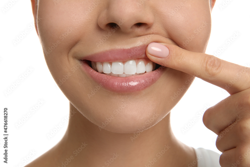 Obraz premium Young woman with healthy teeth on white background, closeup