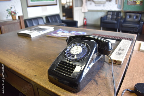 昭和レトロな小学校の校長室の黒電話