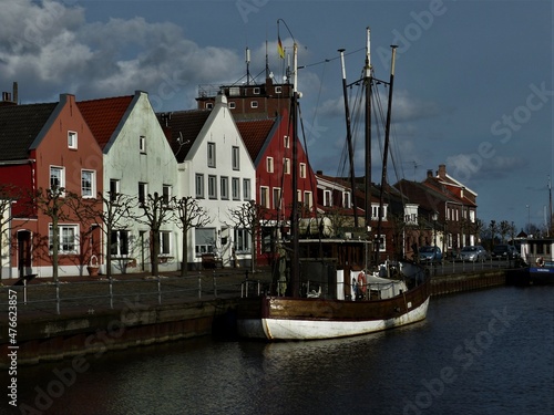 Alter Hafen mit Häusern in Weener / Ostfriesland photo
