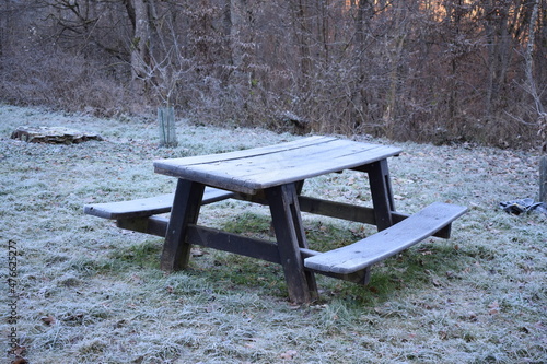 Picknicktisch im Winter