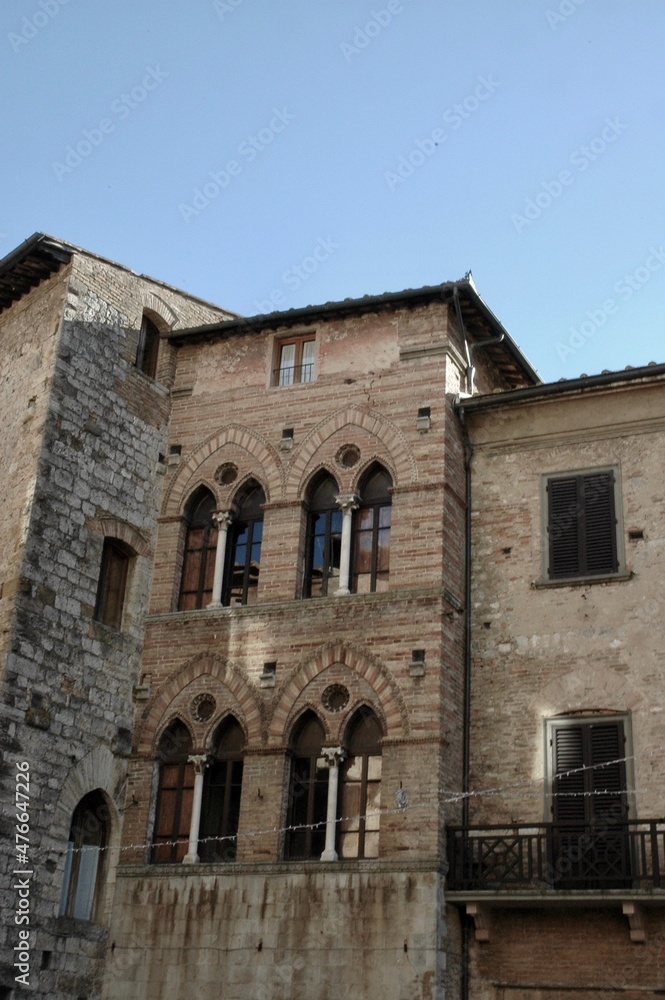 Palazzo medievale  nella prima piazza all'ingresso di San Gimignano . Siena . Tuscany