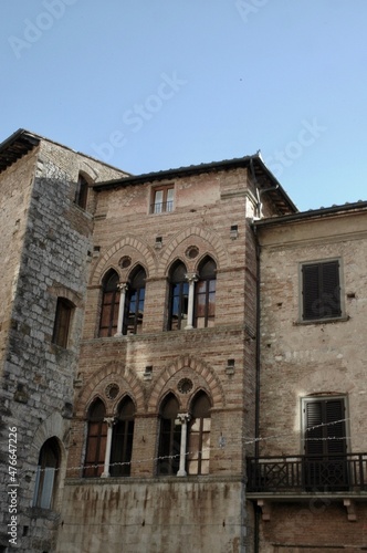 Palazzo medievale nella prima piazza all'ingresso di San Gimignano . Siena . Tuscany
