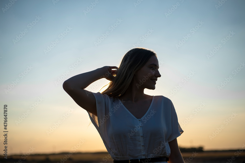 junge blonde Frau genießt Abendsonne junge blonde Frau genießt Abendsonne