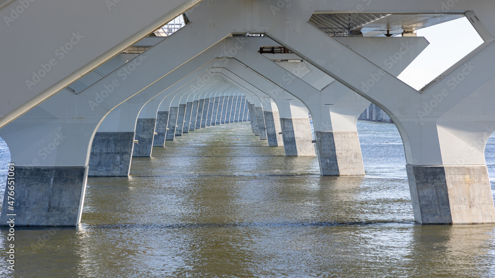 Obraz premium Sous le pont Samuel-de-Champlain