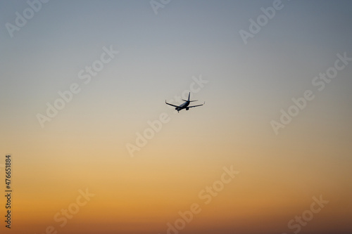 Jet Aircraft landing during sunset with beauftiful orange sky   Verkehrsflugzeug landet w  hrend eines Sonnenuntergangs