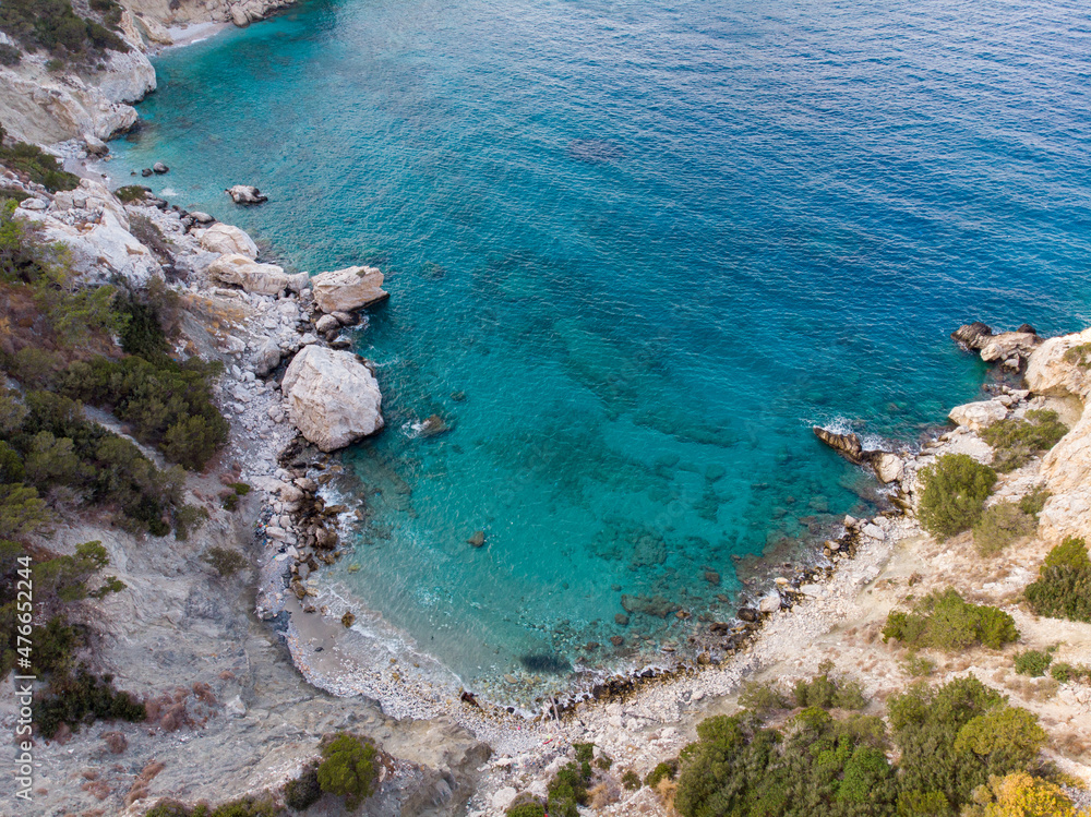 Luftaufnahme einer Bucht an der Mittelmeerküste auf Kreta in Griechenland, Drohnenfotografie