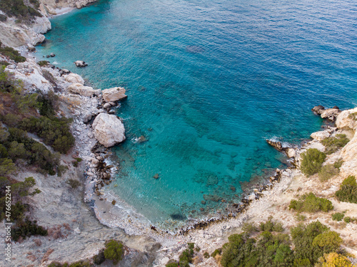 Luftaufnahme einer Bucht an der Mittelmeerküste auf Kreta in Griechenland, Drohnenfotografie