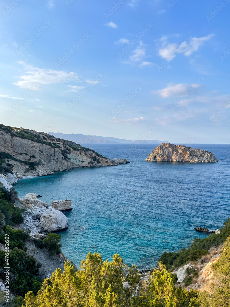 Blick auf die felsige Küste der Mittelmeer Insel Kreta, Griechenland, mit tükis blauem Wasser und blauem Himmel