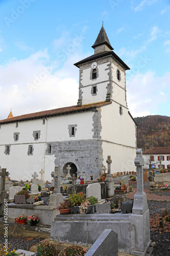 iglesia de itxassou cementerio  lápidas pueblo vasco francés francia 4M0A8527-as21 photo