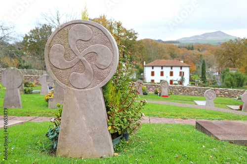 Valokuva estela funeraria lápida cementerio de itxassou pueblo vasco francés francia 4M0A