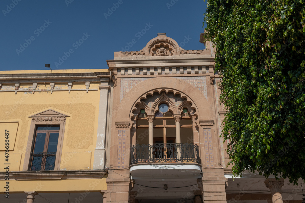 fachada de antiguo casino de León Guanajuato con figura de león de piedra en lo alto