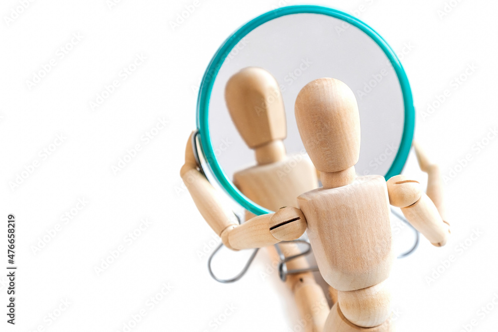 Wooden dummy looks at its reflection in the mirror - obrazy, fototapety, plakaty 