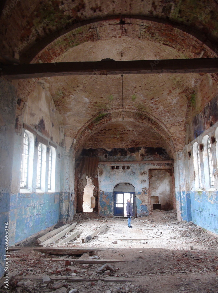 Naklejka premium A man inside an abandoned temple